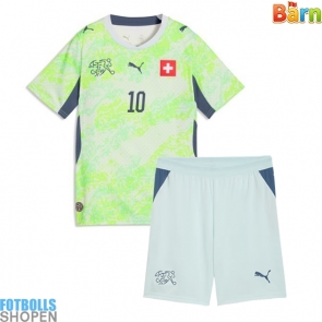 Billiga Schweiz Granit Xhaka #10 Bortatröja Barn VM 2026 Kortärmad (+ Korta byxor)